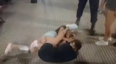 Una pelea feroz y corridas descontroladas paralizaron el corazón histórico de la ciudad
