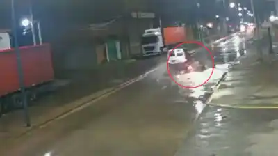 Le hicieron caer de la moto para robarle con una réplica: el desenlace que nadie esperaba