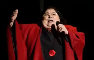 Funcionario de medios desata escándalo con insultos a una leyenda del folklore y el gobernador reacciona