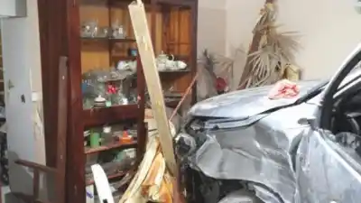 Discusión en una camioneta terminó con un impacto brutal contra una casa: lo que pasó después dejó a todos en shock
