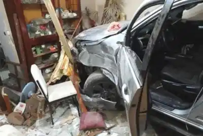 Gritó “ahora nos matamos todos” y estrelló la camioneta contra una casa: el detalle que dejó helados a los vecinos