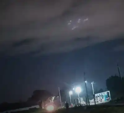Luces misteriosas aparecieron en el cielo nocturno y lo que captó una vecina dejó a todos sin palabras