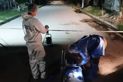 Una discusión en la calle terminó con un joven tendido en el suelo: lo que encontraron en su espalda dejó sin palabras a los investigadores