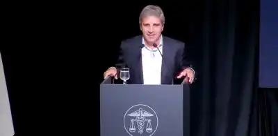 Ministro de Economía estalla contra críticos en medio de defensa del modelo oficial