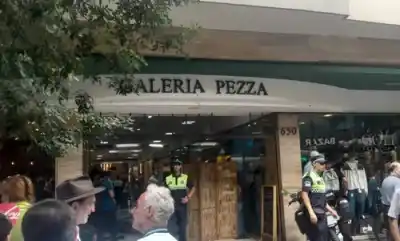 Colapsó en plena galería del microcentro: el dramático rescate que logró una respuesta vital