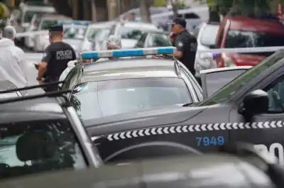 Una oficial de la Policía Federal disparó dentro de un auto de aplicación y dejó cuatro heridos