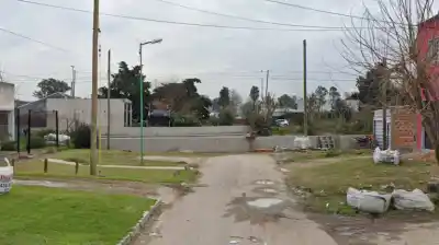 Hallan un cuerpo flotando en un arroyo y un detalle en su ropa desconcierta a los investigadores