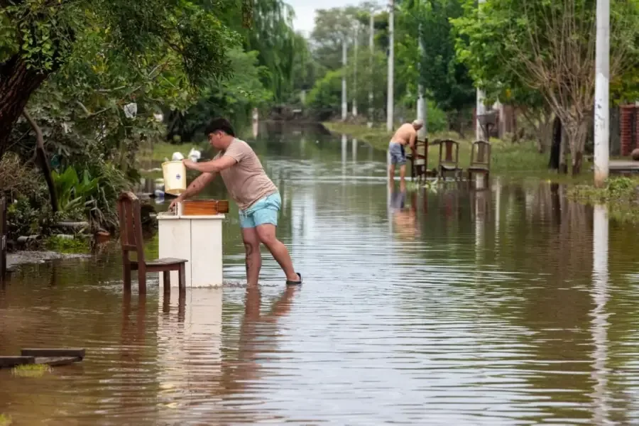 Vecino limpiando los restos de la inundación