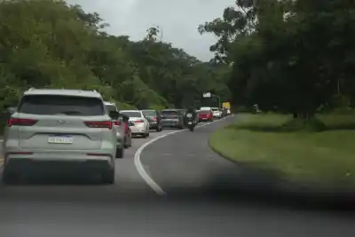 Colapso vehicular en ruta clave: largas filas y un obstáculo inesperado complicaron el acceso turístico