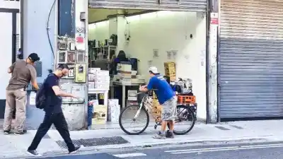 De la venta online a un local en el centro: la estrategia que salva a los revendedores