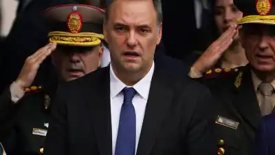 El documento de seis renglones que compromete al jefe de Gabinete y la furiosa interna que sacude al gobierno