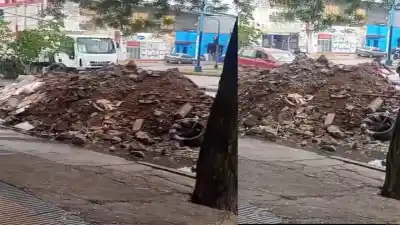Obra abandonada de la SAT bloquea una avenida clave de San Miguel de Tucumán