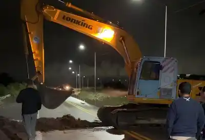 La calzada comenzó a agrietarse y el riesgo de un socavón es inminente mientras el tránsito permanece totalmente cortado