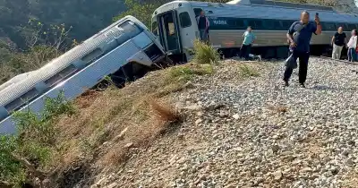Al menos 13 muertos y 98 heridos tras descarrilar un tren en el sur de México