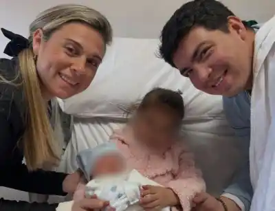 Una pareja quedó atrapada en su auto durante un temporal y el desenlace conmocionó a todos