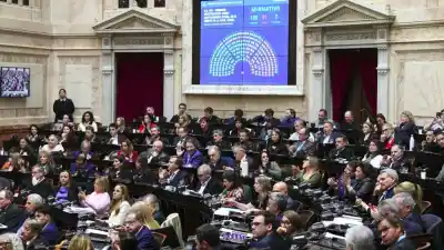 Bloques oficialistas impulsan sesión especial para debatir polémica reforma minera