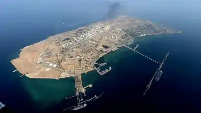 Explosiones en terminal petrolera clave: la escalada militar que amenaza el suministro global