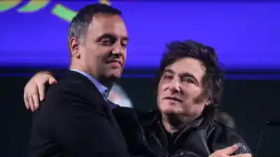 Milei reaparece junto a su jefe de Gabinete en un acto clave: el gesto que busca calmar las aguas internas