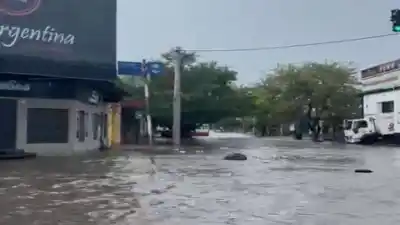 Un temporal colapsó las calles de San Miguel de Tucumán con intensas lluvias