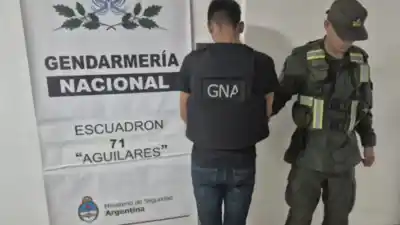 Rescatan a una adolescente en un colectivo de larga distancia: el hombre que viajaba con ella ofreció dinero a la policía