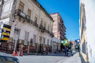 Grietas profundas y riesgo latente: el futuro incierto de un edificio en el centro