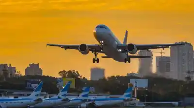 Los pasajes al exterior subieron más del 15% en dos meses: ¿qué rutas fueron las más afectadas?