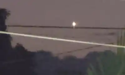 Un objeto luminoso cruzó el cielo a gran velocidad y dejó a los vecinos con más preguntas que respuestas