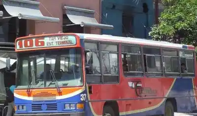Chofer se desvanece al volante y desata caos en plena calle
