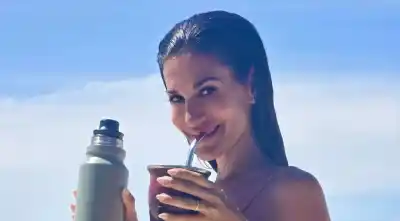 Silvina Escudero compartió imágenes de su viaje y el detalle de su atuendo generó miles de reacciones