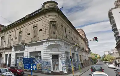 Un edificio abandonado con grietas severas obliga al corte total de una calle céntrica