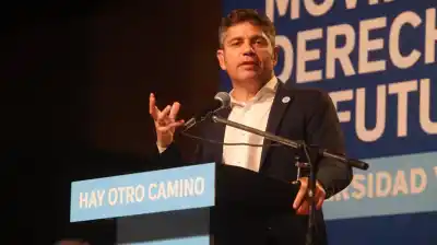 Kicillof lanza advertencia interna al peronismo y critica duramente a Milei