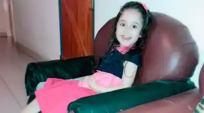 Liberan a un padre mientras la madre sigue detenida en un caso que conmociona a una localidad