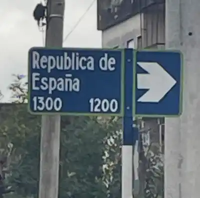 Un cartel en una esquina tucumana generó burlas por un error que nadie esperaba