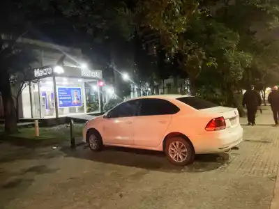 Vehículos y motos invaden la vereda frente a un ministerio: vecinos denuncian que las autoridades no actúan