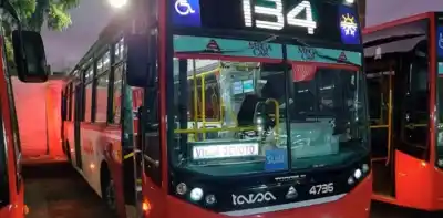 Se enganchó la mochila al bajar y lo que pasó después dejó a todos en shock