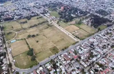 Carteles misteriosos aparecieron en una avenida clave: lo que planean hacer con un terreno abandonado de 19 hectáreas
