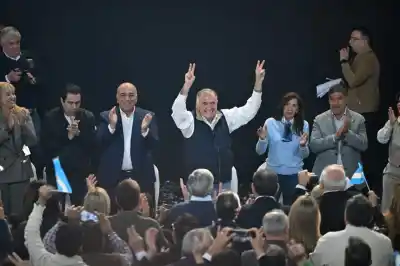 El silencio del ex gobernador que tiene en vilo a la política local: ¿Qué busca realmente con sus movimientos?