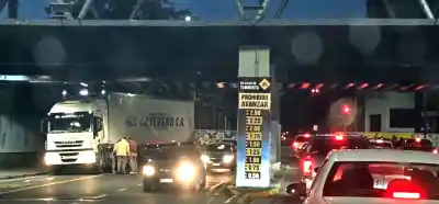 Un camión gigante quedó atrapado bajo un puente: lo que encontraron al revisar la escena dejó perplejos a los agentes