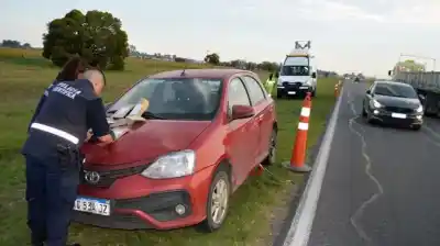 Se detuvo a cambiar un neumático en la ruta: lo que pasó después conmocionó a la comunidad educativa