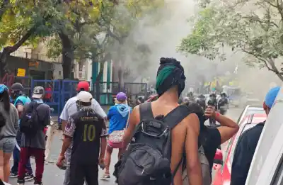 Encapuchados y gases lacrimógenos: el violento choque que estalló frente a un ministerio