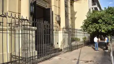 Mensajes intimidatorios en dos colegios: lo que encontraron en los baños dejó en alerta a toda la comunidad