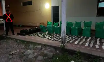 Interceptaron una camioneta en un control y lo que encontraron en la caja sorprendió a los efectivos