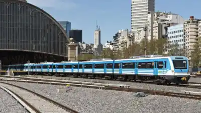 El tren a Tucumán, suspendido indefinidamente: la empresa privada no repara las vías y el servicio está al borde de desaparecer