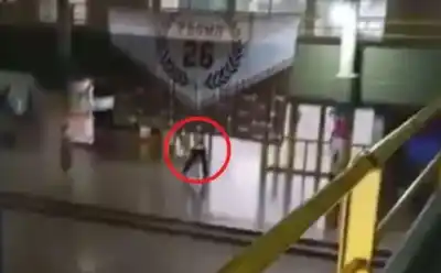 Intentaron quemarlo vivo en su celda: el peligroso ataque que sufrió el adolescente acusado en un crimen escolar