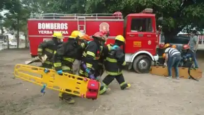 Bomberos de Yerba Buena protagonizan un rescate heroico en un canal profundo
