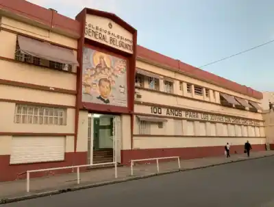 Encontraron un mensaje escalofriante en el baño de una escuela: lo que pasó después movilizó a toda la comunidad