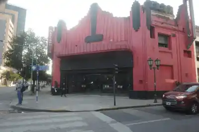 Se desprendió parte del cielorraso del histórico edificio del cine Edison en el centro de San Miguel de Tucumán