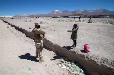 Cancilleres de Chile y Bolivia se reúnen en la frontera para restablecer relaciones diplomáticas tras 50 años
