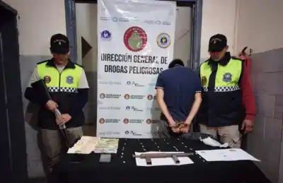 Vendía drogas desde una silla y debajo tenía un arma tumbera