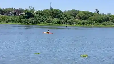 Operativo de rescate en el río Dulce por un joven tucumano desaparecido